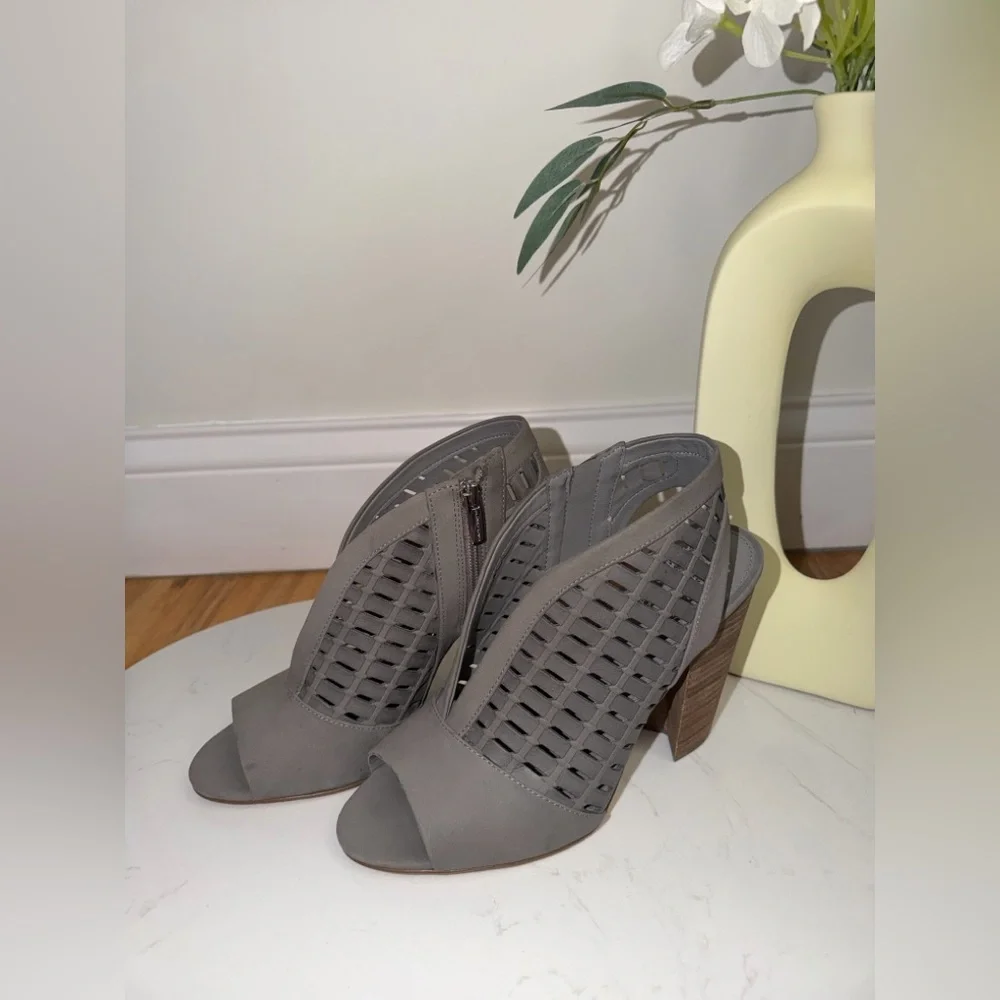 VINCE CAMUTO Korsta Shooties Gray Suede Stacked Block Heel 9.5